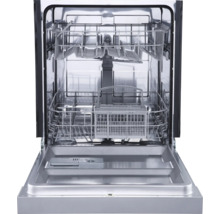 Geopende vaatwasser met vaatwaskorven