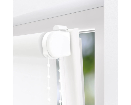 Close-up van een wit rolgordijn op een raam