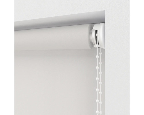 Wit rolgordijn met kettingbediening bij het raam