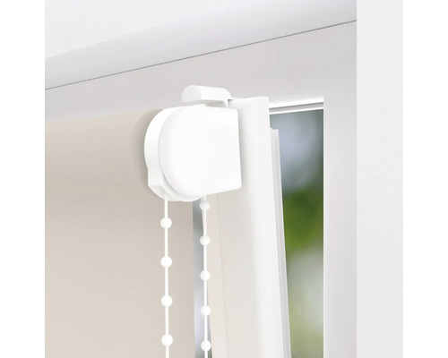 Gedetailleerd zicht op een rolgordijn met kettingbediening voor raamdecoratie