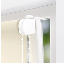 Detail van een rolgordijn met kettingbediening op een raam