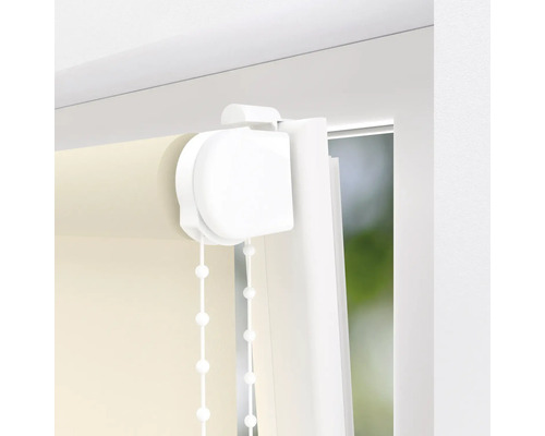 Detail van een rolgordijn met kettingbediening op een raam