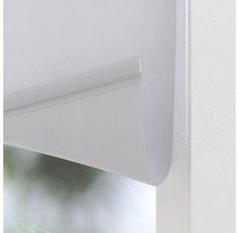 Detailopname van een wit rolgordijn bij het raam