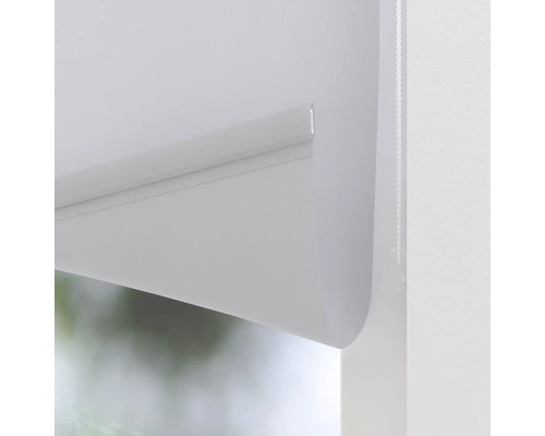 Detailopname van een wit rolgordijn bij het raam