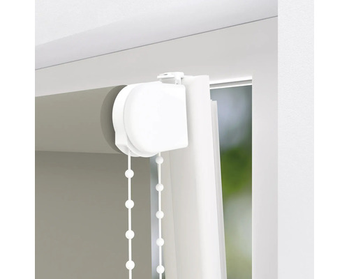Detailweergave van een rolgordijn met kettingbediening voor raamdecoratie