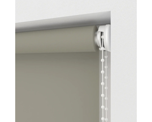 Detail van een rolgordijn met trekkoord voor raamdecoratie