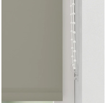 Grijs rolgordijn met bedieningsketting aan het raam