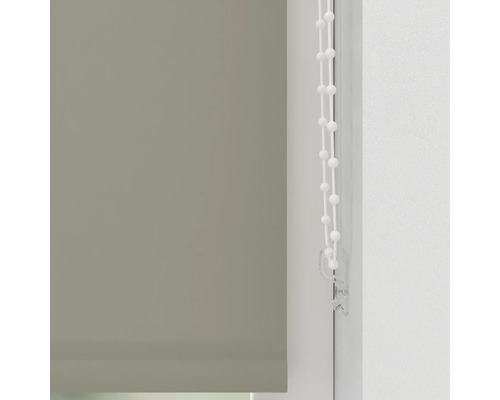 Grijs rolgordijn met bedieningsketting aan het raam