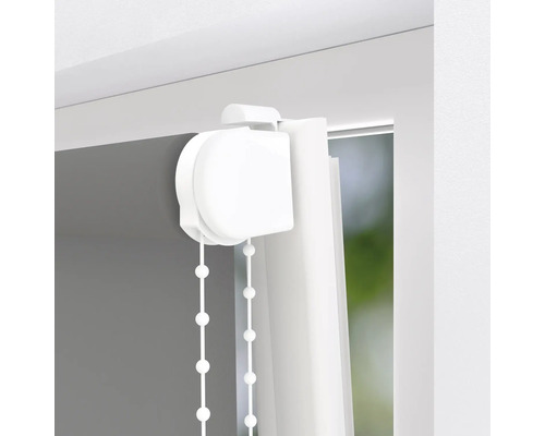 Detailopname van een rolgordijn met kettingbediening bij het raam