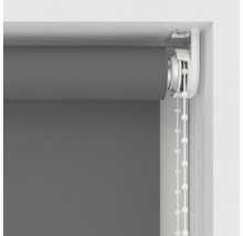 Grijs rolgordijn met kettingbediening in een raamkozijn.