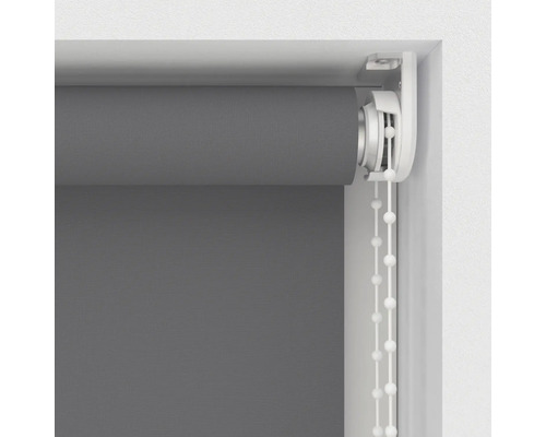 Grijs rolgordijn met kettingbediening in een raamkozijn.