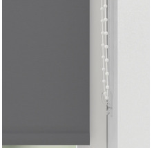 Grijs rolgordijn met kettingbediening bij het raam