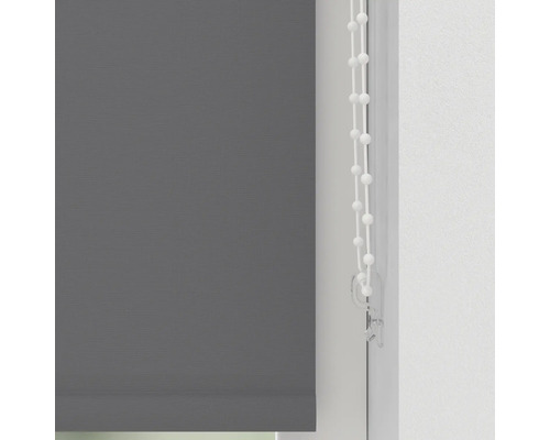 Grijs rolgordijn met kettingbediening bij het raam