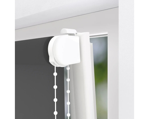 Detailaanzicht van een rolgordijn met kettingbediening op het raam