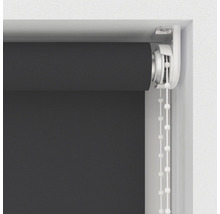 Donkergrijs rolgordijn met kettingbediening in een raamkozijn.