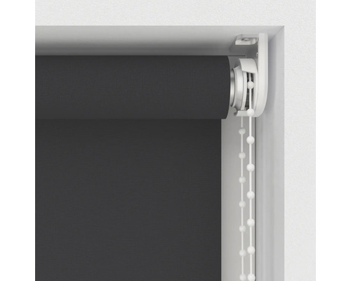 Donkergrijs rolgordijn met kettingbediening in een raamkozijn.