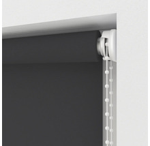 Detailweergave van een grijze rolgordijn met kettingbediening