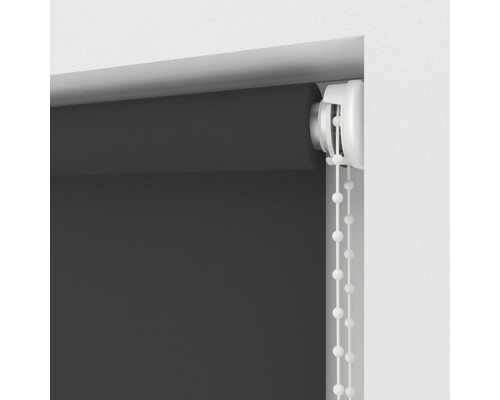 Detailweergave van een grijze rolgordijn met kettingbediening