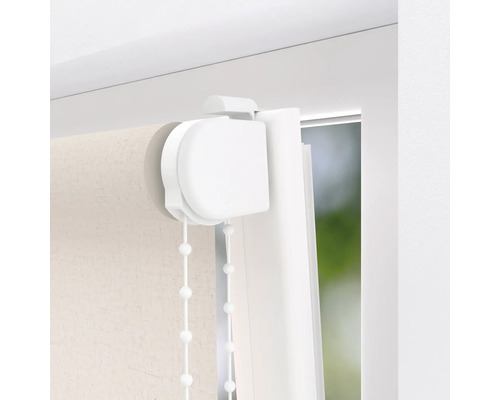 Detailopname van een rolgordijn met kettingbediening bij het raam