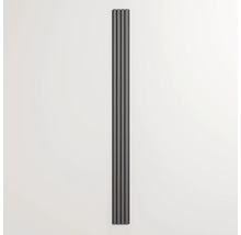 Verticale paneelradiator aan een muur