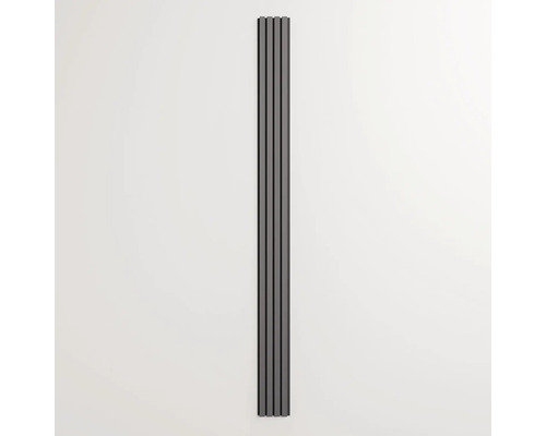 Verticale paneelradiator aan een muur