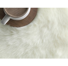 Close-up van een hoogpolig vloerkleed met een kopje op een onderzetter