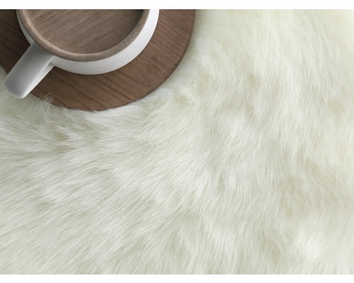 Close-up van een hoogpolig vloerkleed met een kopje op een onderzetter