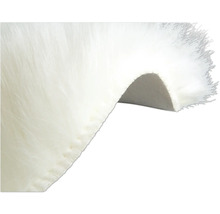 Detailopname van een wit hoogpolig tapijt