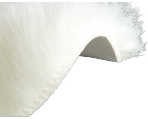 Detailopname van een wit hoogpolig tapijt