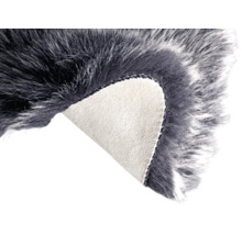 Grijs imitatievacht tapijt met omgeslagen hoek