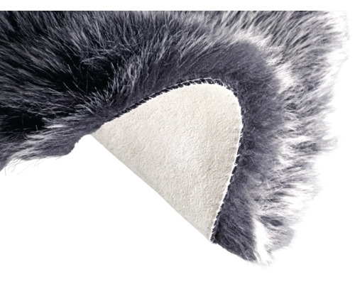 Grijs imitatievacht tapijt met omgeslagen hoek