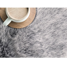 Grijs hoogpolig tapijt met kop