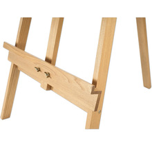 Detailopname van een houten schildersezel