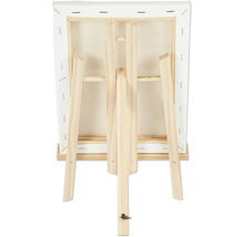 Achterkant van een canvas op een houten schildersezel