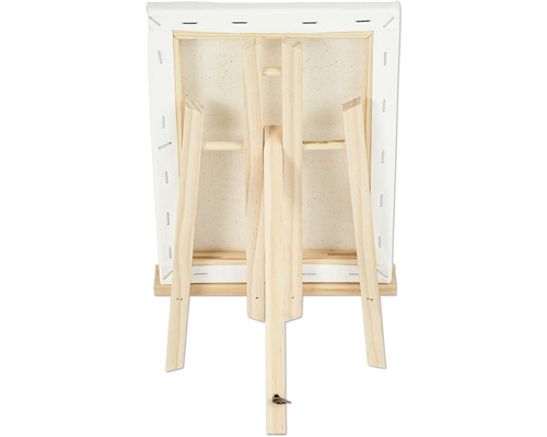 Achterkant van een canvas op een houten schildersezel