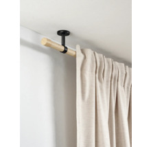 Houten gordijnroede met zwarte plafondsteun en beige gordijn met textuur.