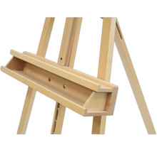 Detailaanzicht van een houten schildersezel voor kunstenaarsbenodigdheden