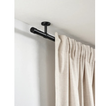 Zwarte metalen gordijnroede met plafondbevestiging en beige gordijn met textuur.
