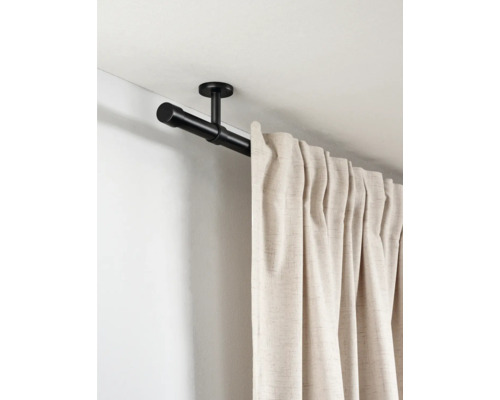 Zwarte metalen gordijnroede met plafondbevestiging en beige gordijn met textuur.