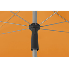 Detailopname van een open parasol met baleinen en mechanisme