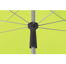 Detailopname van een geopende parasol met frame