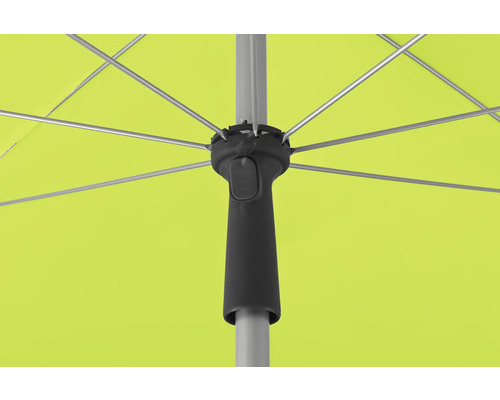 Detailopname van een geopende parasol met frame