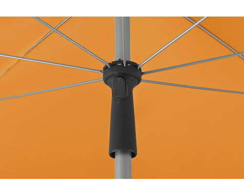 Gedetailleerde weergave van een open parasol met metalen frame