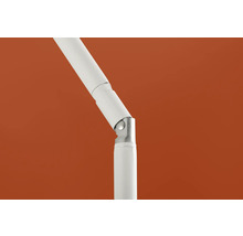 Detailopname van een witte lampenarm met scharnier