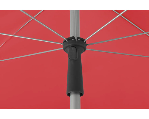 Gedetailleerde weergave van een open parasol met een rood scherm en een zilvergrijs frame