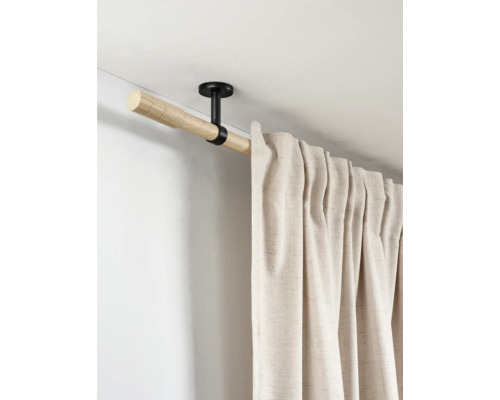 Houten gordijnroede met zwarte plafondsteun en beige gordijn met textuur.