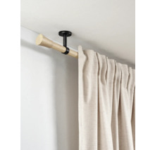 Houten gordijnroede met zwarte plafondsteun en beige gordijn met textuur.