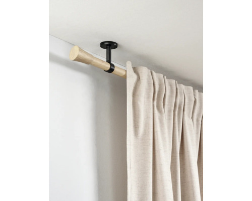 Houten gordijnroede met zwarte plafondsteun en beige gordijn met textuur.
