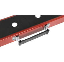 Detailopname van een rode gereedschapskist met zwarte inzet en handvat