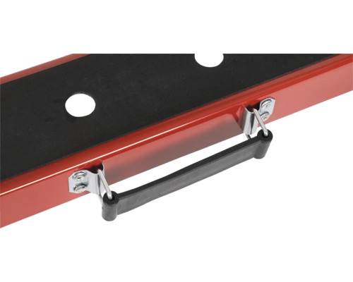 Detailopname van een rode gereedschapskist met zwarte inzet en handvat